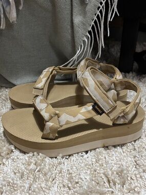 Teva women’s flat form universal sandal